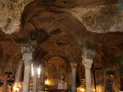 Dalle colonne poi dipartono archi a tutto sesto che si rincorrono per tutto il soffitto, articolandosi cos� in volte a crociera
